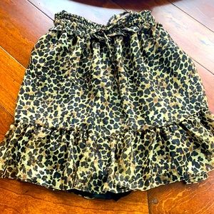 This cute leopard skirt is perfect for fall.